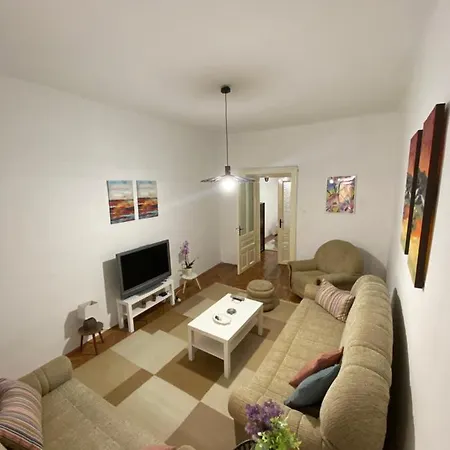 Apartment Nf's Lovely In Heart Of