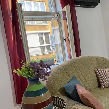 Nf's Lovely In Heart Of Apartment *